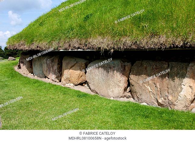 Knowth - Tombe à couloir - Pierres, portant des dessins sulptés, tout autour de la tombe