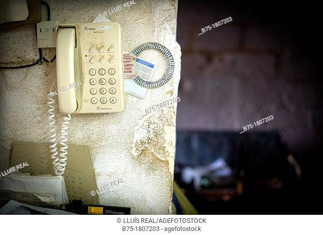 Telefono colgado en la pared, telephone hook on the wall