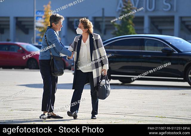 07 October 2021, Berlin: Nicola Beer (r, FDP), Vice-President of the European Parliament, and Lydia Hüskens (FDP), Minister for Infrastructure and Digital...