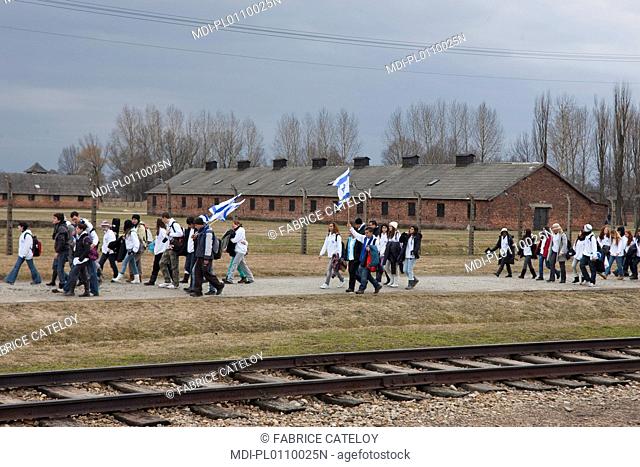 Jeunes israélites visitant le camp de Birkenau