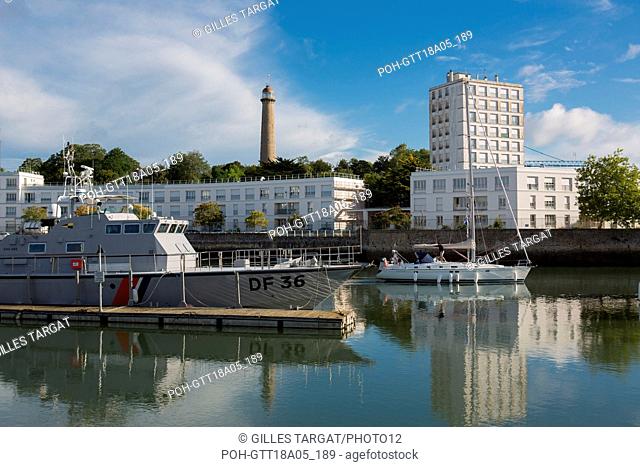 France, Région Bretagne, Morbihan, Lorient, port, bateau gris des douanes et voilier quittant le port, Photo Gilles Targat