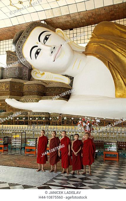 Myanmar, Birma, Burma, Bago, group of buddhist novices in front of 55m long reclining Buddha at the Shwethalyaung Pagode