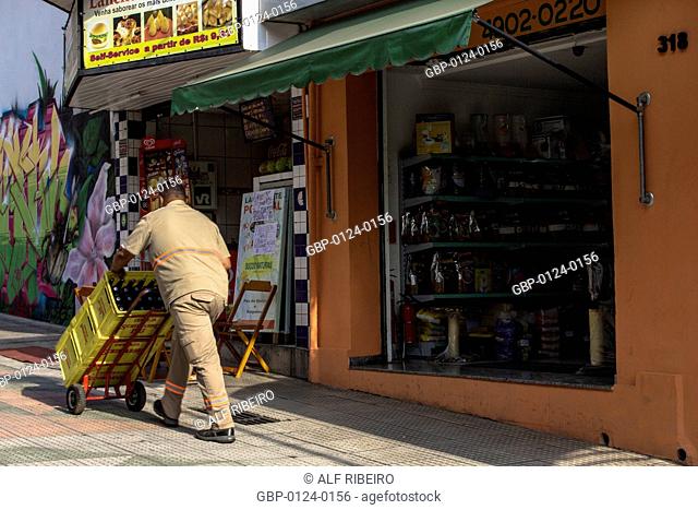 Liquor delivery guy outside a bar on Rua Dona Elisa Fláquer, Santo André, são paulo, Brazil