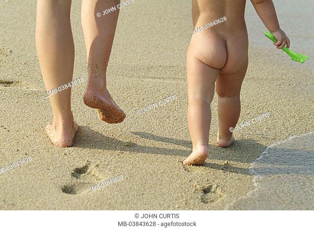 Woman, legs, toddler, bare, detail, back-opinion, beach, runs, people, child, toddler, 1-2 years, barefoot, rear ends, toy, rakes, holds, mother, women-legs