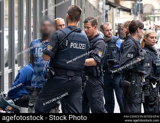 23 September 2023, Hesse, Frankfurt/Main: After an incident, police officers arrest two suspects in downtown Frankfurt. The train station area in particular is...