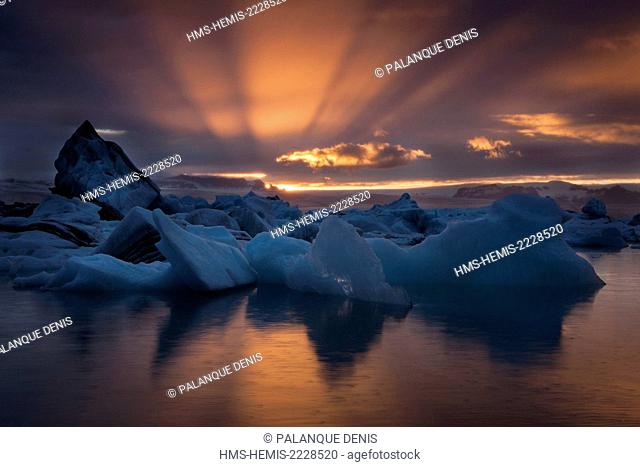 Iceland, Jokulsarlon, Icebergs on the glacial lake at sunset