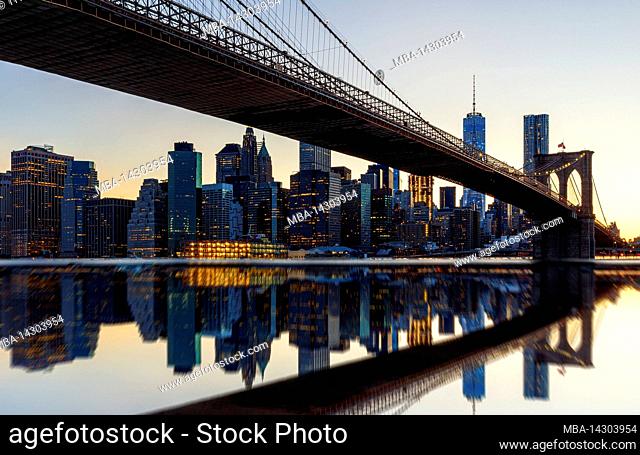 Dumbo/FULTON FERRY, New York City, NY, USA, The skyline of New York/Manhattan and Brooklyn Bridge over East River shortly after sunset