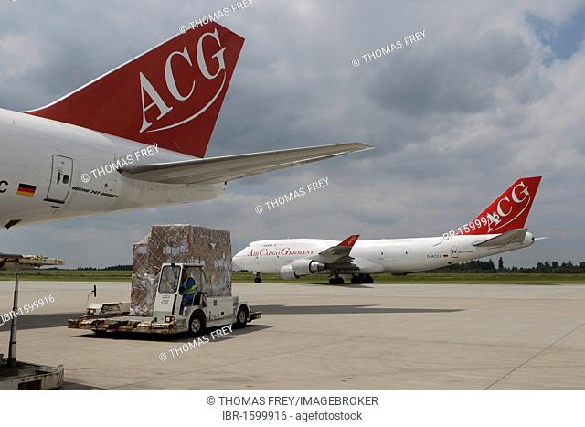 Handling of cargo in the cargo area of the Flughafen Frankfurt-Hahn airport, Lautzenhausen, Rhineland-Palatinate, Germany, Europe