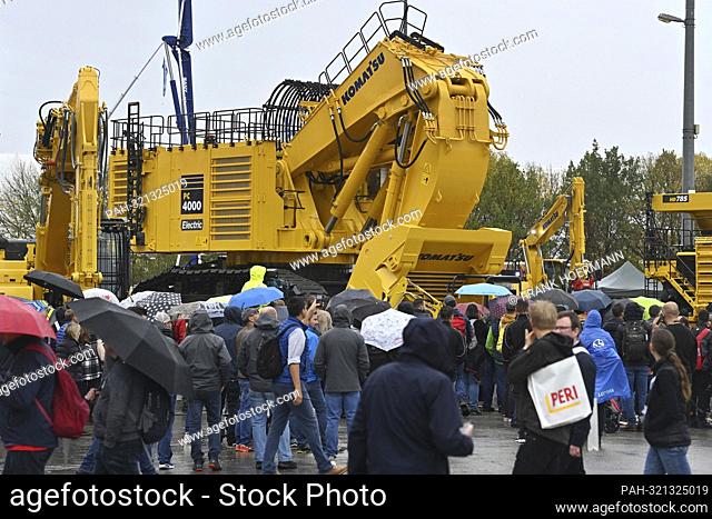 Large crowd, visitors on the open-air site with construction machinery from the manufacturer KOMATSU.Bagger, fascination bauma 2022 opens its doors after Corona...