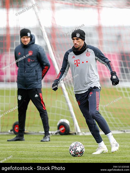 Javi (Javier) MARTINEZ (FC Bayern Munich) on the ball, final training before the CL game FC Bayern Munich-Parsi Saint Germain Soccer Champions League quarter...
