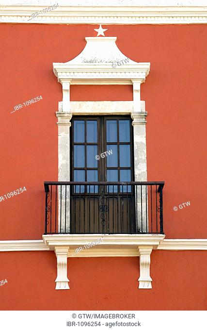 Historic town Campeche, Window and red wall, Province of Campeche, Yucatan peninsula, Mexico, UNESCO World Heritage Site