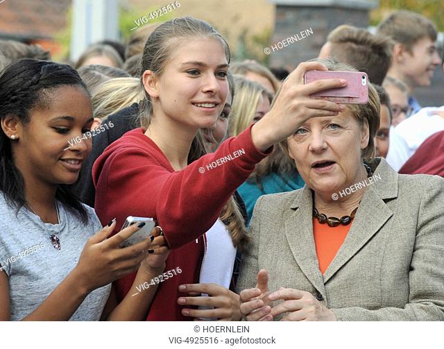 DEU GERMANY , GROSS-GERAU , 30.08.2013, GERMANY, GROSS-GERAU, 30.08.2014, german chancellor Ankela MERKEL visits hessian grammar school and allows selfies -...