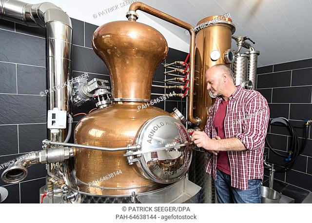 Liquor distiller Frank Kuechlin distills gin in Schallstadt, Germany, 26 November 2015. Photo: PATRICK SEEGER/dpa | usage worldwide