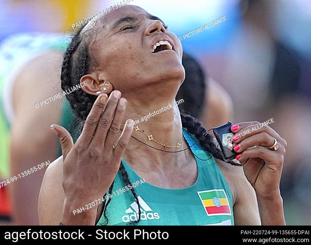 23 July 2022, US, Eugene: Athletics: World Championship, 5000 meters, women, final. Gudaf Tsegay from Ethiopia reacts after the victory, holding an amulet