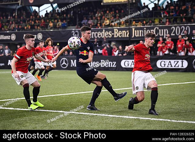 left to right Charlie McCann (Manchester United), Dennis Borkowski (RB Leipzig), Will Fish (Manchester United). GES / Fussball / Mercedes-Benz JuniorCup 2020