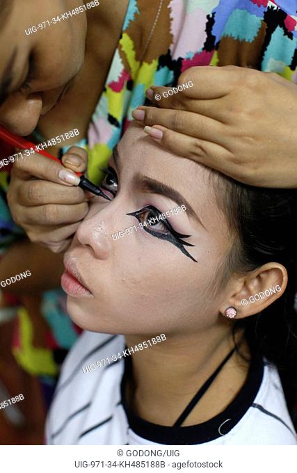 Phare Ponleu Selpak. Make-up before a performance in Battambang