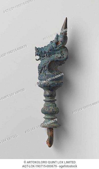 Decorative piece with snake head, Crowning in the shape of a snake head. Perhaps this snake head is the crowning glory of a slit drum