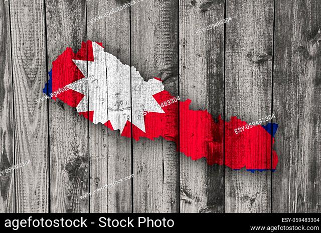 Karte und Fahne von Nepal auf verwittertem Holz - Map and flag of Nepal on weathered wood