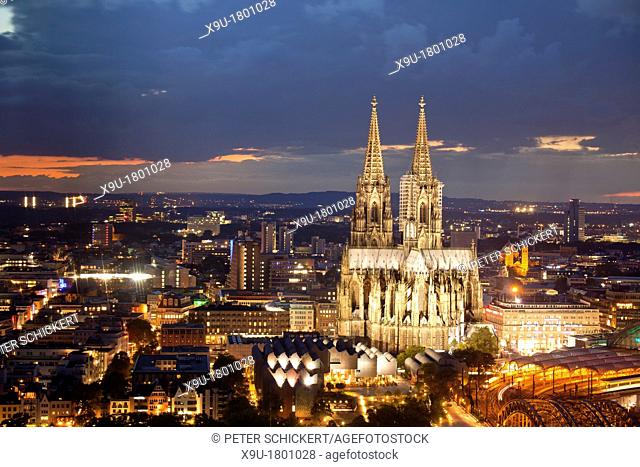 illuminated Cologne Cathedral during the blue hour, Cologne, North Rhine-Westphalia, Germany, Europe