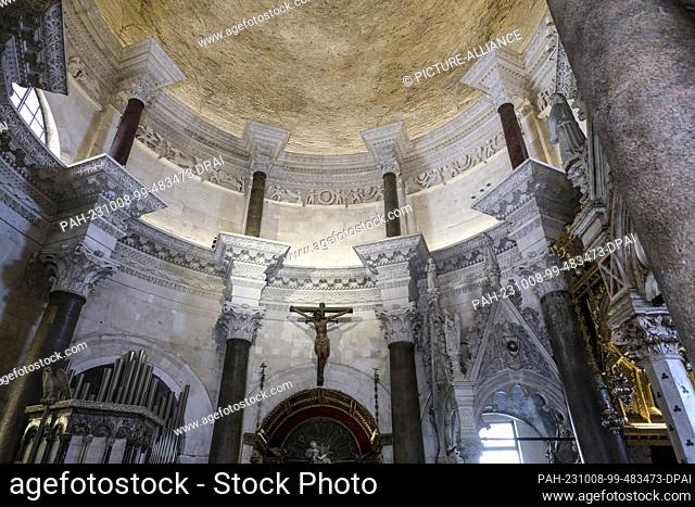 PRODUCTION - 19 September 2023, Croatia, Split: The main altar in the Cathedral of St. Domnius (Croatian Katedrala Sv. Dujma, also Katedrala Svetog Duje