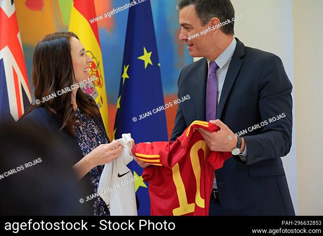 Madrid, Spain, 28.06.2022.- Pedro Sánchez and Jacinda Ardern show the jerseys of their soccer teams. President of the Government Spanish Pedro Sánchez