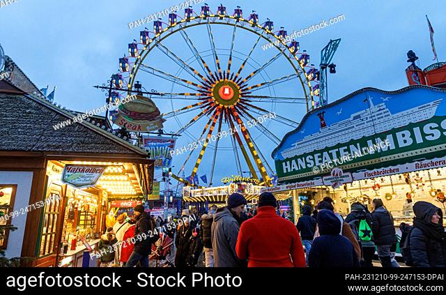 10 December 2023, Hamburg: The Ferris wheel on the cathedral turns on the last day of the festival. Photo: Markus Scholz/dpa