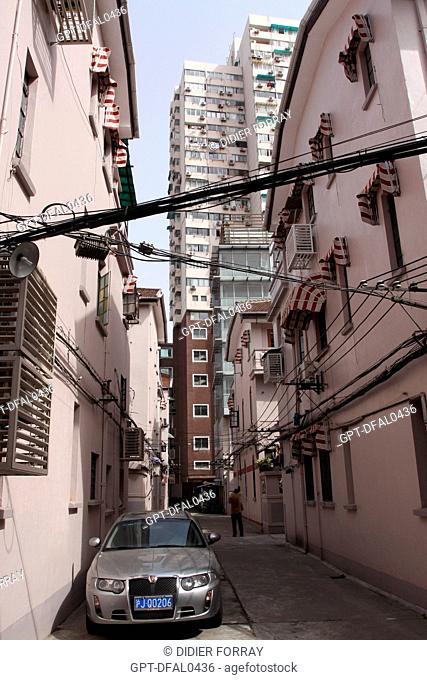 CAR PARKED IN AN ALLEY OF SHANGHAI, FORMER FRENCH CONCESSION, PUXI DISTRICT, SHANGHAI, PEOPLE’S REPUBLIC OF CHINA