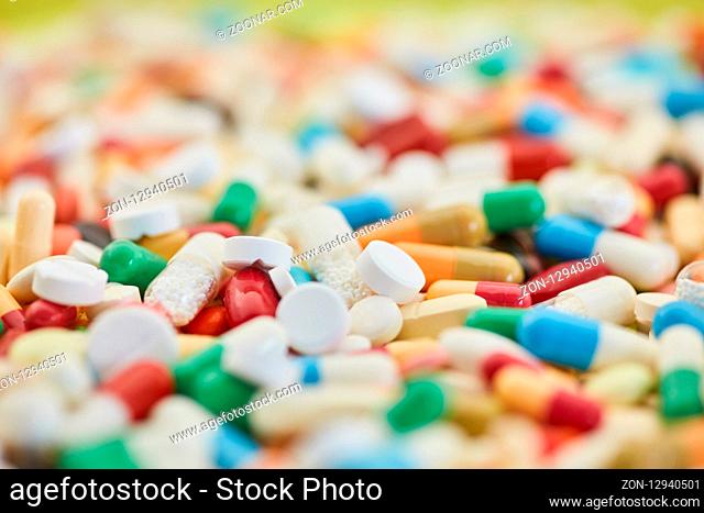 Medizin Hintergrund mit verschiedenen bunten Medikamenten