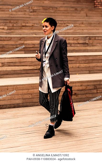 A chic showgoer attending Mercedes-Benz Fashion Week in Tbilisi, Georgia - Nov 1, 2018 - Photo: Runway Manhattan ***For Editorial Use Only*** | Verwendung...