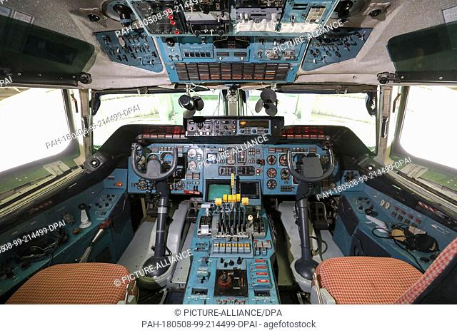 07 May 2018, Germany, Schkeuditz, Leipzig-Halle airport: View into the cockpit of the Antonov 225. The cargo aircraft measuring 84 metres in length
