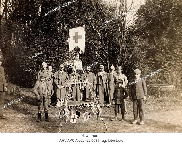 Album of the First World War in Friuli-Venezia Giulia: group portrait in the Christmas period at Villa Brazzà, home to 17 of the Hospital of war in Soleschiano...
