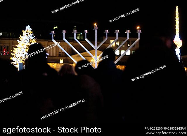 07 December 2023, Baden-Württemberg, Stuttgart: A Hanukkah candelabrum stands on Schlossplatz during the ceremonial lighting of the first Hanukkah light