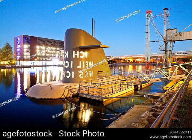 Kunstwerk U-Boot-Insel am Museum Kueppersmuehle in der Daemmerung, Innenhafen, Duisburg, Ruhrgebiet, Nordrhein Westfalen, Deutschland, Europa