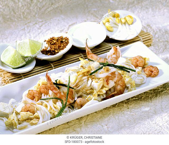 Rice noodles with tofu & shrimps (Pad Thai Gung Sott, Thailand)