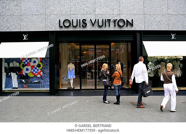 Spain, Catalonia, Barcelona, Passeig de Gracia, Louis Vuitton boutique