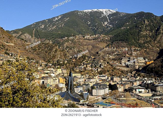 Blick auf Escaldes-Engordany mit dem Thermal Spa Zentrum Caldea als Wahrzeichen, Fürstentum Andorra / View of Escaldes-Engordany and its landmark