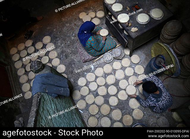 29 January 2020, Egypt, Manfalut: A picture provided on 02 February 2020 shows women baking Sun Bread, known in local dialect as ""Eish Shamsi""