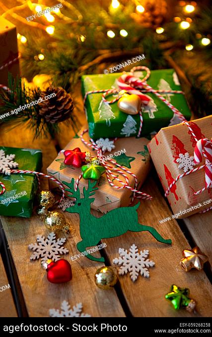 Kleine Geschenke mit Dekoration zu Weihnachten vor festlichen Lichtern