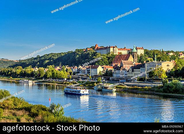 Germany, Saxony, Saxon Switzerland, Pirna, Elbe with Old Town and Sonnenstein Castle, view from the Elbe Bridge