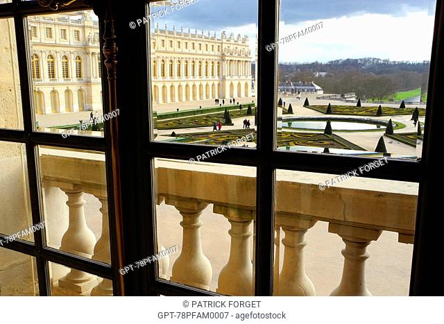 VIEW OF THE ROYAL GARDENS THROUGH A WINDOW, PALACE OF VERSAILLES, BUILT IN THE 17TH CENTURY FOR LOUIS XIV, THE SUN KING, YVELINES 78, ILE-DE-FRANCE, FRANCE