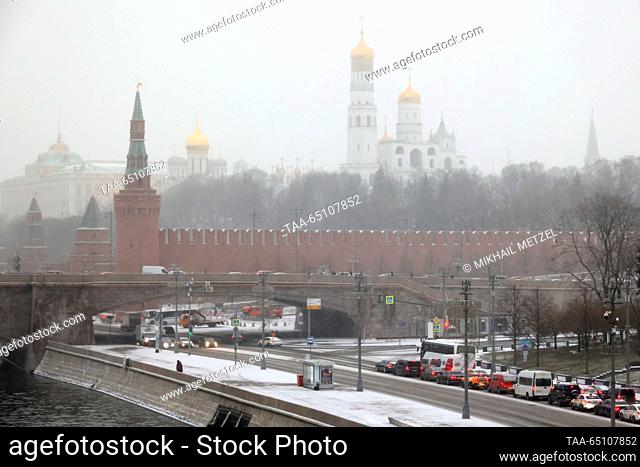 RUSSIA, MOSCOW - NOVEMBER 23, 2023: Traffic by the Moscow Kremlin during a snowfall. Mikhail Metzel/TASS