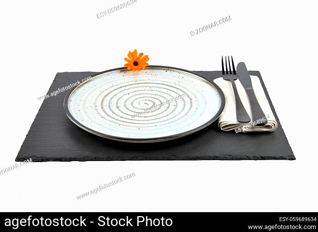 Ringelblume und Gedeck auf Schiefer isoliert - Common marigold and table setting on slate isolated