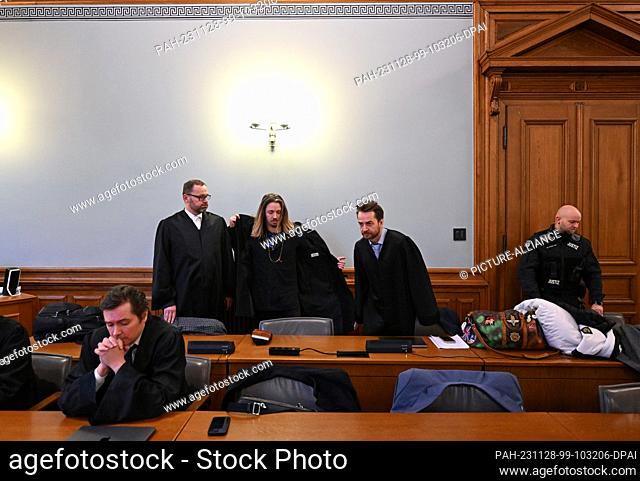 28 November 2023, Saxony, Leipzig: German rock musician Gil Ofarim (2nd from left) stands between his defense lawyers in the courtroom of the district court in...