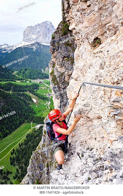 Climber on the Stevia fixed rope route in the Vallunga valley in Val Gardena, in the back Mt. Sasso Lungo, Dolomites, South Tyrol, Italy, Europe