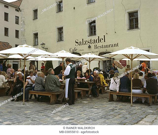 Germany, Bavaria, Regensburg, old part of town, salt-reprimands, parasols, tables, benches, guests, Southern Germany, waiter-palatinate, city, district