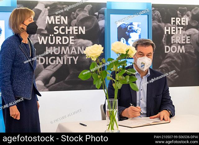 07 May 2021, Bavaria, Munich: Markus Söder (CSU), Prime Minister of Bavaria, signs the Golden Book after a memorial service at Ludwig Maximilian University in...
