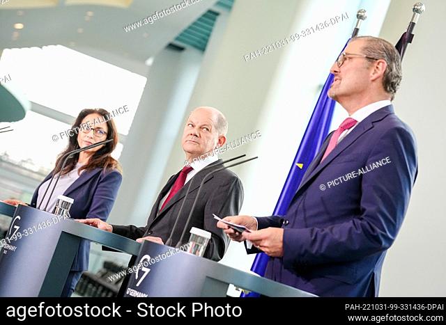 31 October 2022, Berlin: Yasmin Fahimi, Chairwoman of the German Trade Union Confederation (DGB), Chancellor Olaf Scholz (SPD) and Rainer Dulger
