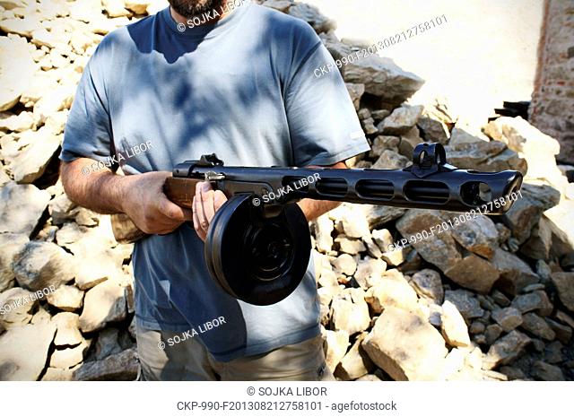 Illustrative photo, PPSh-41 (Pistolet-Pulemyot Shpagina, Shpagin machine pistol), a Soviet submachine gun, weapon, man, MODEL RELEASED