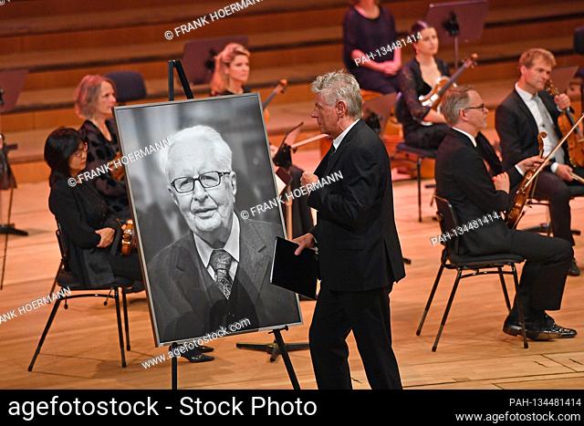 Dieter REITER (Mayor of the City of Muenchen) after his speech - a final greeting to a portrait photo of the deceased, funeral service for the deceased...