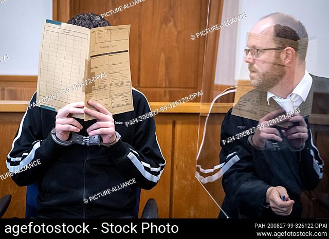 27 August 2020, Lower Saxony, Oldenburg: The 21-year-old defendant talks to his lawyer Guido Diekhaus (r) before the trial begins